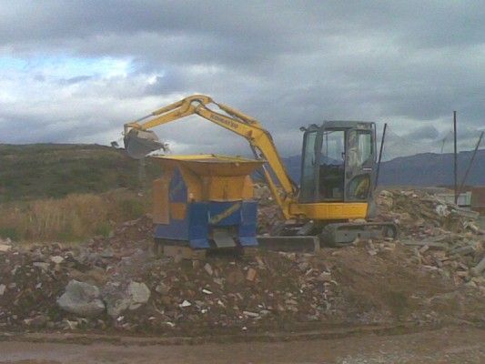 Contenedores Rioja excavadora recolectando escombros 
