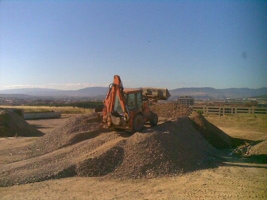 Contenedores Rioja excavadora en un montículo de tierra